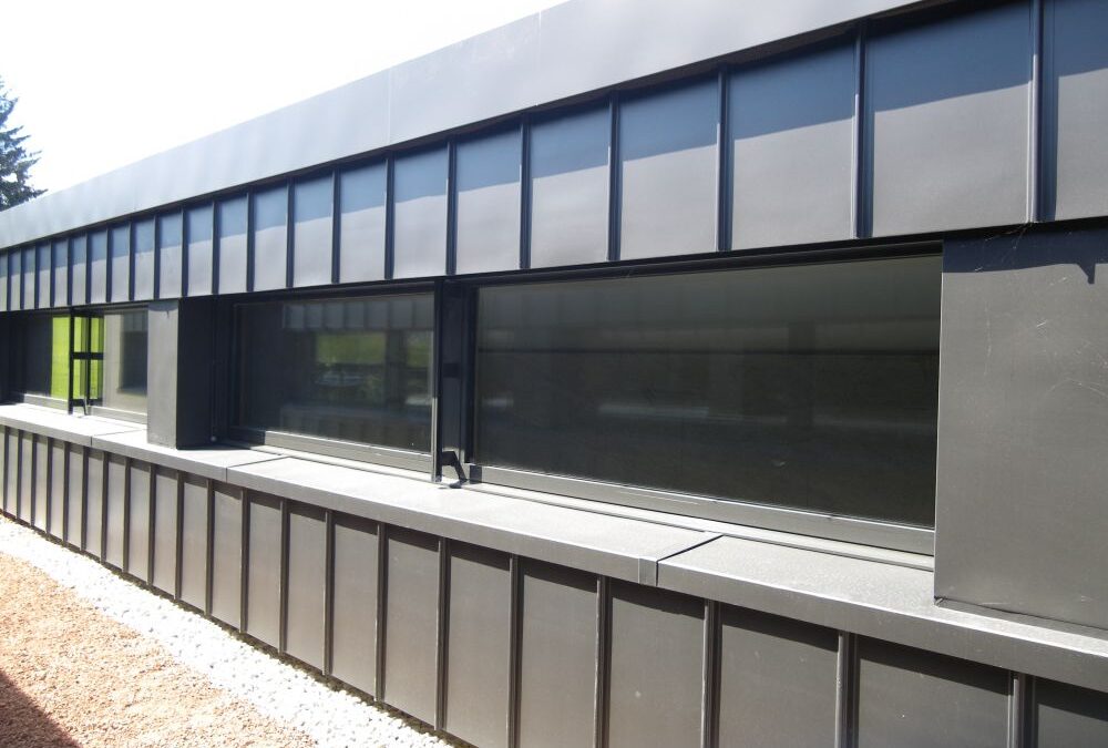 Fassadenbekleidung aus Winkelstehfalz in VMZinc pigmento